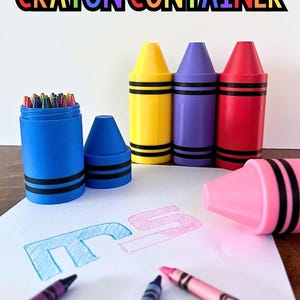 Puede incluir: Un conjunto de recipientes de plástico con forma de crayón en azul, amarillo, morado, rojo y rosa. El recipiente azul está abierto, mostrando varios crayones dentro. El texto CRAYON CONTAINER está arriba. Papel blanco con letras dibujadas.