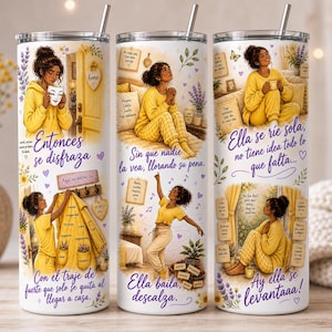 Puede incluir: Un vaso de acero inoxidable blanco con pajita, con ilustraciones de una mujer con ropa amarilla. El vaso tiene texto en español y elementos decorativos como flores y corazones. Un diseño único y artístico.