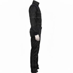 Op de afbeelding: Een zwarte jumpsuit met lange mouwen, een hoge kraag en opvallende witte contraststiksels. Het kledingstuk heeft gestructureerde panelen op de schouders en mouwen, een getailleerde taille met een riemlus en een broek met rechte pijpen.