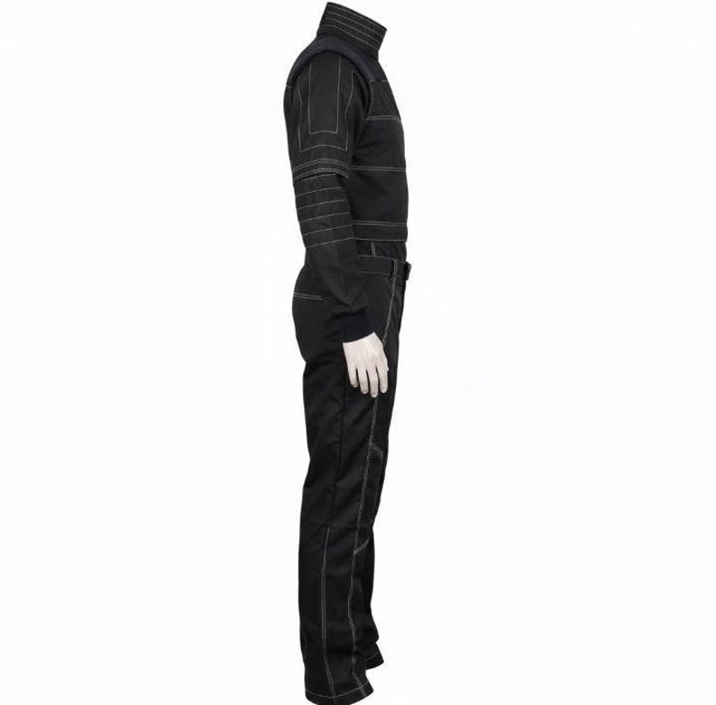 Op de afbeelding: Een zwarte jumpsuit met lange mouwen, een hoge kraag en opvallende witte contraststiksels. Het kledingstuk heeft gestructureerde panelen op de schouders en mouwen, een getailleerde taille met een riemlus en een broek met rechte pijpen.