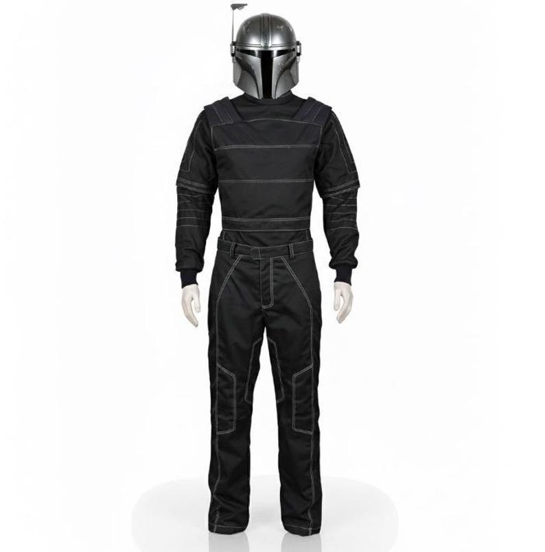 Op de afbeelding: Een volledig kostuum met een metallic zilveren helm met een T-vormig vizier en een zwarte jumpsuit met lange mouwen. De jumpsuit is voorzien van opvallende witte contraststiksels op de borst, schouders, mouwen en benen voor een strakke pasvorm.