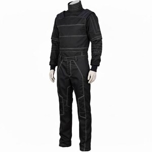 Op de afbeelding: Een zwarte jumpsuit met lange mouwen, een hoge opstaande kraag, gestructureerde schouderpanelen en opvallende witte contraststiksels op het lijfje, de mouwen en de broekspijpen. Het kledingstuk heeft een getailleerde pasvorm en rechte broekspijpen.