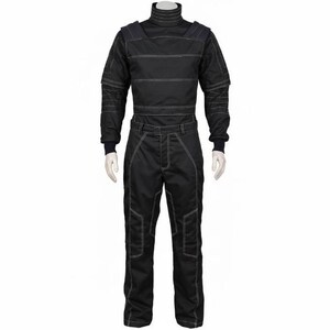 Op de afbeelding: Een zwarte jumpsuit met lange mouwen, een hoge opstaande kraag, gestructureerde schouderpanelen en opvallende witte contraststiksels op het lijfje, de mouwen en de broekspijpen. Het kledingstuk heeft een getailleerde taille met riemlussen.