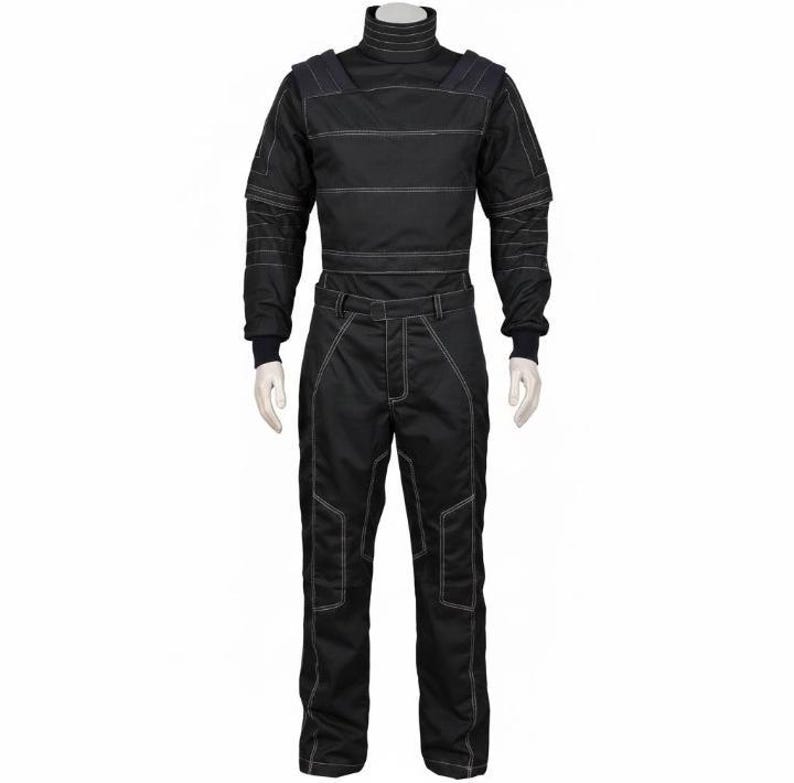 Op de afbeelding: Een zwarte jumpsuit met lange mouwen, een hoge opstaande kraag, gestructureerde schouderpanelen en opvallende witte contraststiksels op het lijfje, de mouwen en de broekspijpen. Het kledingstuk heeft een getailleerde taille met riemlussen.