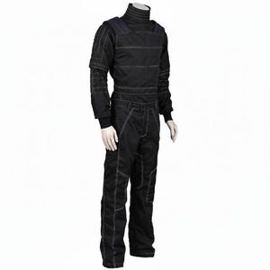 Op de afbeelding: Een zwarte jumpsuit met lange mouwen, een hoge col en gestructureerde schouderpanelen. Het kledingstuk is voorzien van opvallende witte contraststiksels langs de mouwen, borst, taille en broekspijpen, wat een geometrisch patroon cre&euml;ert.