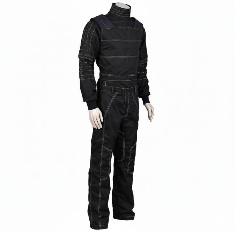Op de afbeelding: Een zwarte jumpsuit met lange mouwen, een hoge col en gestructureerde schouderpanelen. Het kledingstuk is voorzien van opvallende witte contraststiksels langs de mouwen, borst, taille en broekspijpen, wat een geometrisch patroon cre&euml;ert.