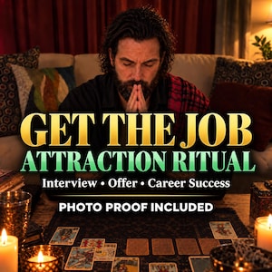 Könnte beinhalten: Eine bärtige Person sitzt mit gefalteten Händen vor einem Laptop. Der Text lautet: GET THE JOB ATTRACTION RITUAL, Interview • Offer • Career Success, PHOTO PROOF INCLUDED. Tarotkarten liegen auf einem dunklen Tuch, umgeben von brennenden Kerzen.