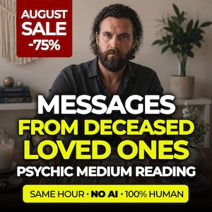 Op de afbeelding: Een bebaard persoon in een donker overhemd zit achter een tafel met tarotkaarten. De tekst luidt: AUGUST SALE -75%, MESSAGES FROM DECEASED LOVED ONES, PSYCHIC MEDIUM READING, SAME HOUR - NO AI - 100% HUMAN. Een kaars en een plant zijn aanwezig.
