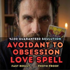 Può includere: Un uomo tiene in mano una carta dei tarocchi con sfondo giallo e illustrazione di un angelo. La carta fa parte di una pubblicità di incantesimo d'amore. Il testo sull'immagine include "Avoidant to Obsession Love Spell" e "Fast Result Photo Proof."