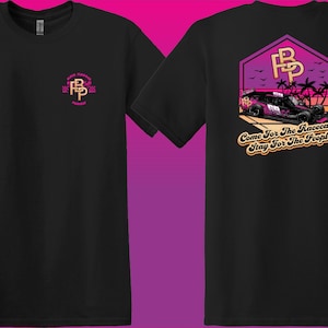 Puede incluir: Camiseta negra con un pequeño logotipo en la parte delantera y un gráfico más grande en la parte trasera. El gráfico trasero incluye un coche de carreras, palmeras y el texto "Come For The Racecars Stay For The People."