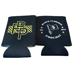 Puede incluir: Dos enfriadores de latas negros. Uno tiene un logotipo amarillo "BP" con un fondo a cuadros. El otro tiene un logotipo blanco que dice "Black Flagged Podcast" con una jarra de cerveza en una bandera y el año 2019.