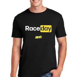 Puede incluir: Un juego de tres tazas de cerámica con un acabado mate moteado. Cada taza presenta un color diferente: azul claro, crema y gris. Las tazas tienen un diseño simple y moderno y un asa cómoda.