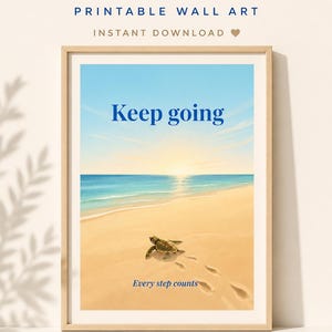 Peut inclure: Impression d'art mural encadrée avec les mots "Keep Going" en bleu. L'image présente une scène de plage avec une tortue et le texte "Every step counts". L'art est une pièce de décoration minimaliste.
