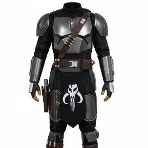 K&ouml;nnte beinhalten: Ein Ganzk&ouml;rperkost&uuml;m in Schwarz und Silber. Das Outfit umfasst einen schwarzen Rollkragenpullover, silberne Panzerplatten, einen braunen G&uuml;rtel mit Taschen und eine schwarze Sch&uuml;rze mit einem wei&szlig;en Totenkopf-Emblem. Die Handschuhe und Stiefel sind braun.