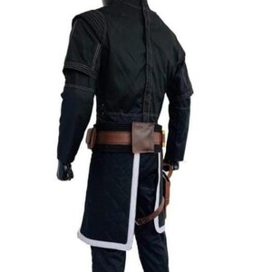 K&ouml;nnte beinhalten: Schwarzes Kost&uuml;m mit wei&szlig;em Besatz und braunem G&uuml;rtel. Das Outfit umfasst eine lang&auml;rmlige Jacke mit wei&szlig;en N&auml;hten, ein rockartiges Element und einen Werkzeugg&uuml;rtel mit Taschen. F&uuml;r Cosplay oder Themenveranstaltungen.