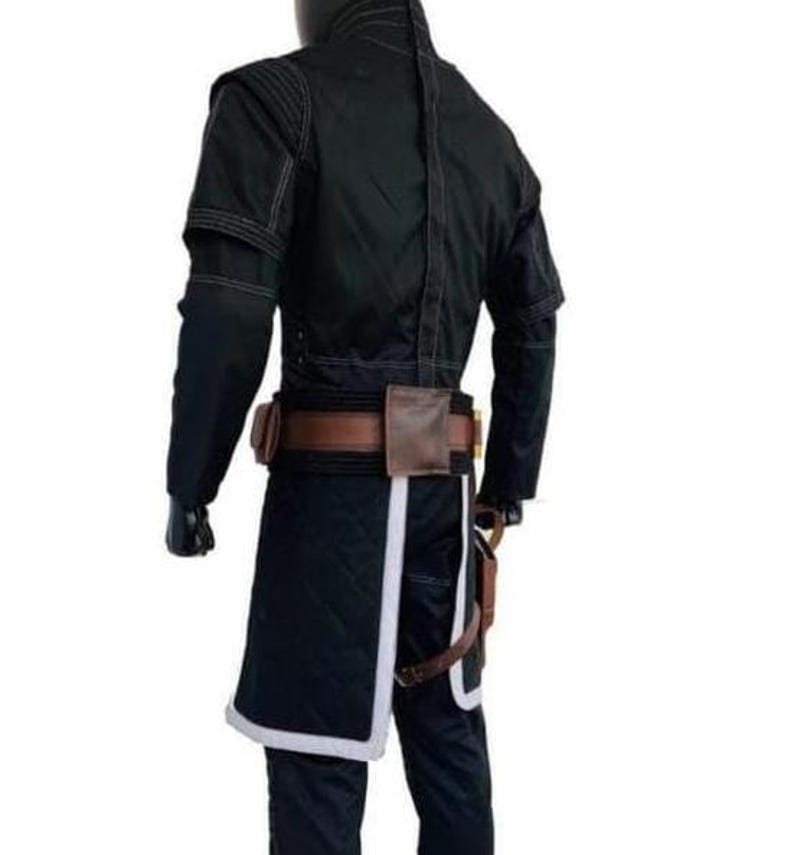 K&ouml;nnte beinhalten: Schwarzes Kost&uuml;m mit wei&szlig;em Besatz und braunem G&uuml;rtel. Das Outfit umfasst eine lang&auml;rmlige Jacke mit wei&szlig;en N&auml;hten, ein rockartiges Element und einen Werkzeugg&uuml;rtel mit Taschen. F&uuml;r Cosplay oder Themenveranstaltungen.