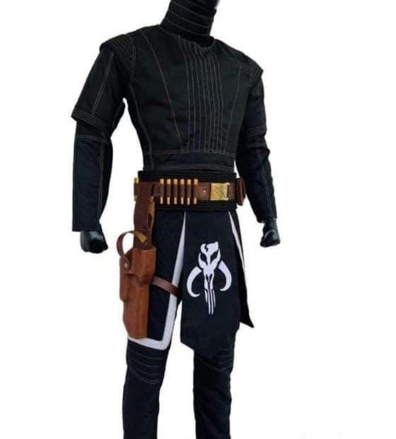 K&ouml;nnte beinhalten: Schwarzes Kost&uuml;m mit wei&szlig;en N&auml;hten, hohem Kragen und G&uuml;rtel mit Munition. Eine braune Holster ist am Bein befestigt. Das Kost&uuml;m enth&auml;lt einen schwarz-wei&szlig;en Rock mit einem Totenkopf-Emblem. Ideal f&uuml;r Cosplay.