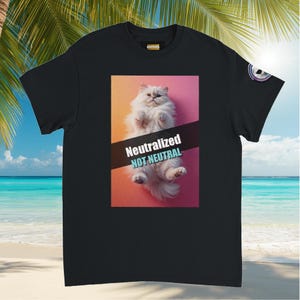 Könnte beinhalten: Schwarzes T-Shirt mit einer Grafik einer flauschigen weißen Katze und dem Text "Neutralized NOT NEUTRAL". Die Katze liegt auf einem rosa-orangenen Farbverlauf. Ein runder Aufnäher befindet sich auf dem linken Ärmel.