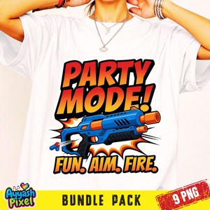 Puede incluir: Camiseta blanca con un diseño de pistola de agua azul y naranja con las palabras "PARTY MODE!" y "FUN. AIM. FIRE." en negrita. El diseño incluye un efecto de explosión estilo cómic. La parte inferior de la camiseta tiene el texto "BUNDLE PACK" y "9 PNG".