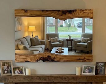 Specchio in legno d'ulivo con bordo naturale, decorazione rustica da parete con lastra, complemento d'arredo minimalista per il soggiorno.