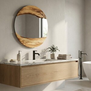 Pu&ograve; includere: Scena di bagno moderno con mobile in legno, piano in marmo e rubinetteria nera. Uno specchio rotondo in legno &egrave; appeso sopra. La stanza comprende una vasca da bagno bianca e una piccola pianta in vaso. Il mobile misura circa 152 cm di larghezza.