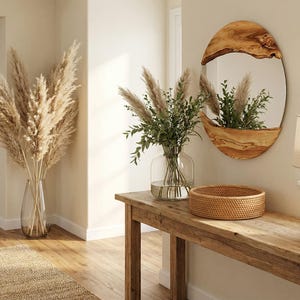 Pu&ograve; includere: Un ingresso rustico con un tavolo in legno, un cestino intrecciato e una lampada. Un grande vaso trasparente contiene erba della pampa e uno specchio con cornice in legno &egrave; appeso alla parete. L'ambiente &egrave; neutro.