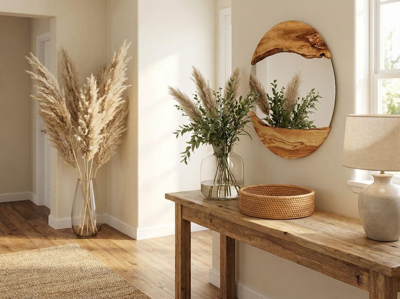 Pu&ograve; includere: Un ingresso rustico con un tavolo in legno, un cestino intrecciato e una lampada. Un grande vaso trasparente contiene erba della pampa e uno specchio con cornice in legno &egrave; appeso alla parete. L'ambiente &egrave; neutro.