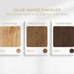 Pu&ograve; includere: Immagine che mostra tre finiture in legno d'ulivo: Clear, Walnut e Coffee. Ogni finitura &egrave; visualizzata su un campione rettangolare con un bordo bianco, accompagnato da un piccolo punto di colore coordinato. Il testo "OLIVE WOOD FINISHES" e "PREMIUM SURFACE FINISH OPTIONS" &egrave; in alto.