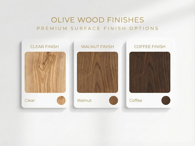 Pu&ograve; includere: Immagine che mostra tre finiture in legno d'ulivo: Clear, Walnut e Coffee. Ogni finitura &egrave; visualizzata su un campione rettangolare con un bordo bianco, accompagnato da un piccolo punto di colore coordinato. Il testo "OLIVE WOOD FINISHES" e "PREMIUM SURFACE FINISH OPTIONS" &egrave; in alto.