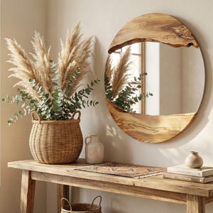 Pu&ograve; includere: Interno rustico con uno specchio rotondo in legno con bordo naturale. Un cesto di vimini contiene erba della pampa ed eucalipto. Una consolle in legno espone vasi e libri. La stanza &egrave; illuminata dalla luce naturale.