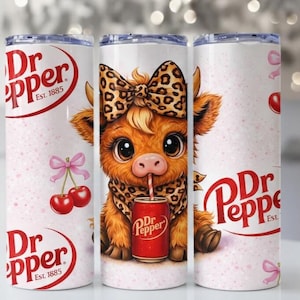 以下が含まれることがあります： ヒョウ柄のリボンとスカーフを身に着けた漫画の牛が、Dr Pepperの缶から飲んでいる白いタンブラー。タンブラーにはDr Pepperのロゴとピンクのリボンが付いたさくらんぼが付いています。背景はピンクの斑点模様です。