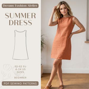 Op de afbeelding: Een vrouw draagt een mouwloze zomerjurk in roestkleur. De afbeelding bevat een lijntekening van de jurk en de tekst "Summer Dress", "Dreamy Fashion Atelier" en "PDF Sewing Patterns". Het jurkpatroon is voor maten 32-52 EU.