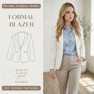 Puede incluir: Una mujer con un blazer formal color crema, camisa azul claro y pantalones color beige. La imagen incluye un dibujo lineal de un blazer y el texto "Dreamy Fashion Atelier", "Formal Blazer", "Tallas 32-52 EU", y "PDF Sewing Patterns".