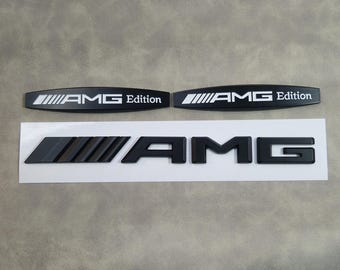 Emblema trasero AMG y pegatina de alerón lateral en negro mate.