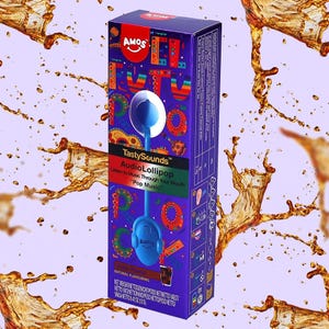 以下が含まれることがあります： 「Listen to Music Through Your Mouth 'Pop Music'」のテキストが入った、TastySounds AudioLollipopの紫色の箱。 青いロリポップのデザインとブランド名AMOSが特徴です。 箱の正味重量は12gです。