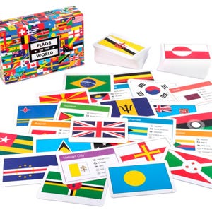 Pode incluir: Uma caixa retangular rotulada como Flags of the World com um padrão colorido de bandeiras internacionais, acompanhada por uma coleção espalhada de cartas de jogo retangulares. Cada carta apresenta uma bandeira nacional, nome do país e dados.