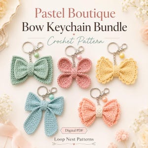Peut inclure: Cinq porte-clés nœuds au crochet dans des tons pastel : vert sauge, rose poudré, jaune pâle, bleu clair et pêche. Chaque nœud comporte un anneau en métal argenté, une chaînette et une perle ronde. Le texte indique Pastel Boutique Bow Keychain Bundle Crochet Pattern Digital PDF Loop Nest Patterns.
