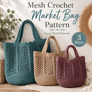 Peut inclure: Trois sacs de marché en crochet ajouré, de couleurs sarcelle, beige et bordeaux. Les sacs ont des anses solides et un bord festonné décoratif. L'image comprend le texte "Mesh Crochet Market Bag Pattern" et "3 Sizes".