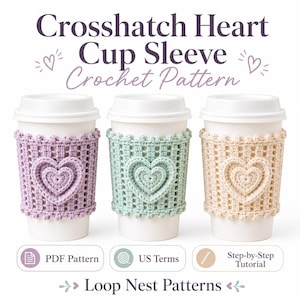 Op de afbeelding: Drie witte wegwerpbekers met gehaakte hoezen in lavendel, mintgroen en crème. Elke hoes heeft een ruitjesstructuur en een centraal hartmotief. De tekst luidt: Crosshatch Heart Cup Sleeve Crochet Pattern, PDF Pattern, US Terms, Step-by-Step Tutorial, Loop Nest Patterns.
