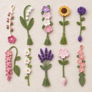 Può includere: Una collezione di segnalibri a forma di fiori all'uncinetto fatti a mano in vari design. Ogni segnalibro presenta un fiore diverso, tra cui un girasole, una rosa e lavanda, con foglie verdi e un nappa. I colori sono vivaci, con rosa, viola, giallo e bianco.
