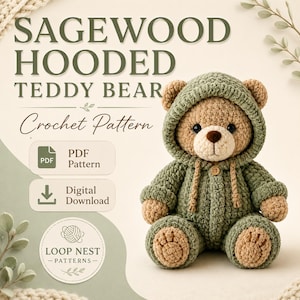 Könnte beinhalten: Ein gehäkelter Teddybär in einem salbeigrünen Kapuzen-Strampler mit einem kleinen Holzknopf am Hals. Der Text lautet SAGEWOOD HOODED TEDDY BEAR Crochet Pattern, PDF Pattern, Digital Download und LOOP NEST PATTERNS. Der Bär hat beiges Fell.