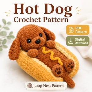 Può includere: Uno schema all'uncinetto intitolato Hot Dog Crochet Pattern che raffigura un cane di peluche marrone all'interno di un panino giallo con una linea ondulata gialla che rappresenta la senape. Il download digitale include un PDF di Loop Nest Patterns.