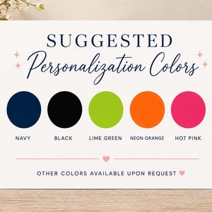 Może przedstawiać: Biały prostokątny znak z napisem SUGGESTED Personalization Colors. Przedstawia pięć kolorowych k&oacute;ł: granatowe, czarne, limonkowozielone, neonowopomarańczowe i jaskrawor&oacute;żowe, każde podpisane poniżej. Dolny tekst brzmi OTHER COLORS AVAILABLE UPON REQUEST.