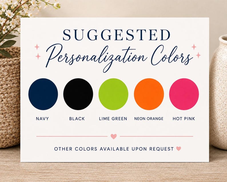 Może przedstawiać: Biały prostokątny znak z napisem SUGGESTED Personalization Colors. Przedstawia pięć kolorowych k&oacute;ł: granatowe, czarne, limonkowozielone, neonowopomarańczowe i jaskrawor&oacute;żowe, każde podpisane poniżej. Dolny tekst brzmi OTHER COLORS AVAILABLE UPON REQUEST.