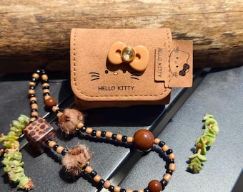 Étui AirPods Hello Kitty vintage en cuir végan, nœud Coquette en strass 3D, lanière à perles imprimé léopard, cadeau pour elle (AirPods).