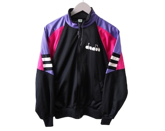 Chaqueta deportiva vintage DIADORA con cremallera completa, talla S, estilo deportivo ligero, ideal para tenis, años 90, estilo casual y ropa deportiva ligera.