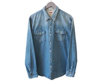 Vintage Levi's overhemd maat XL, blauw denim, met drukknopen, Amerikaanse stijl uit de jaren 2000, button-up jeansstijl.