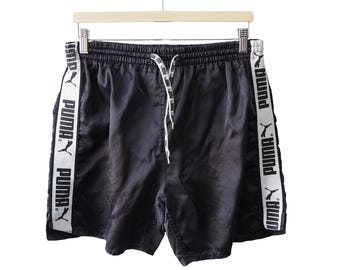 Vintage PUMA shorts maat M/L, klassieke retro hardloopstrepen en logo, zwart, jaren 90, sportieve stijl, lichtgewicht, sportkleding