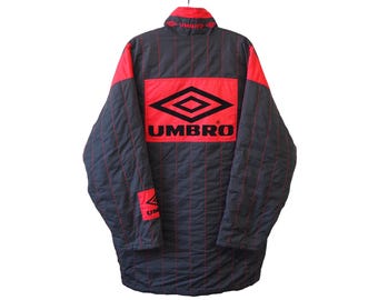 Vintage UMBRO jas met volledige ritssluiting, maat XL, groot logo, zwart-rood, sportieve stijl uit de jaren 90, casual windjack.