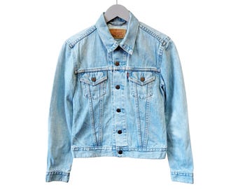 Vintage Levi's spijkerjasje, damesmaat S, blauw, met knoopsluiting, jaren 90, casual stijl, geschikt voor op het werk.